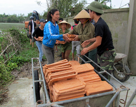Hơn 700 thùng mỳ tôm, nước uống đến với dân vùng lũ ảnh 1